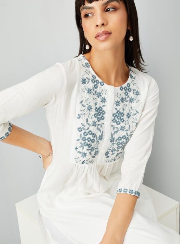 Women Embroidered Kurta with Pocket - Image 2