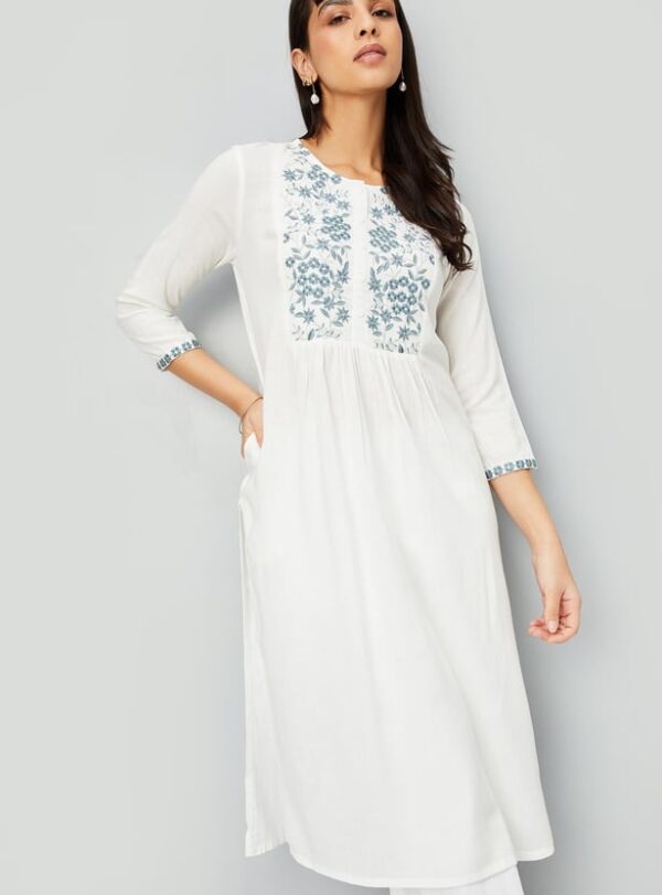 Women Embroidered Kurta with Pocket - Image 3