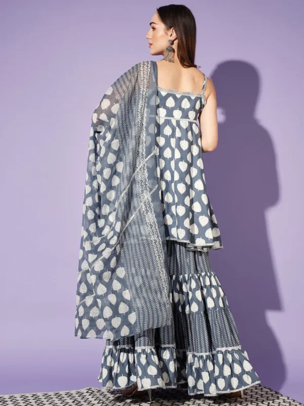 Timeless Elegance: A Grey Suit for Women - Image 4