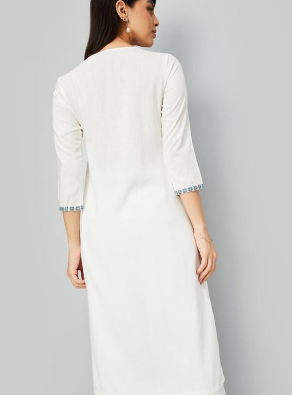 Women Embroidered Kurta with Pocket - Image 5