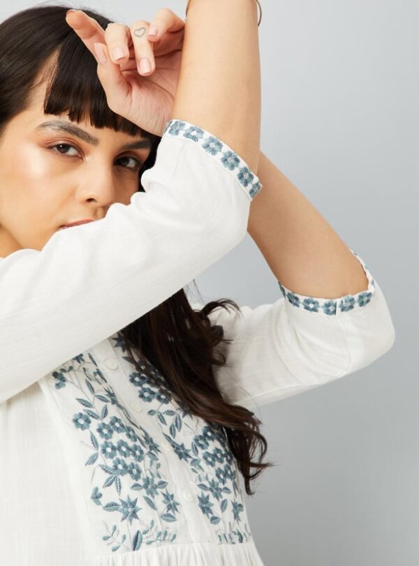 Women Embroidered Kurta with Pocket - Image 7