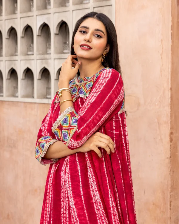Women Red Tie Dye Gathered Kurta Set - Image 2