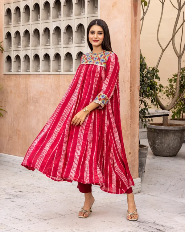 Women Red Tie Dye Gathered Kurta Set - Image 6