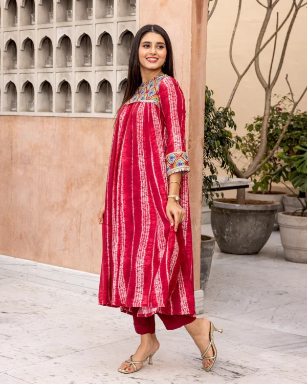 Women Red Tie Dye Gathered Kurta Set - Image 4